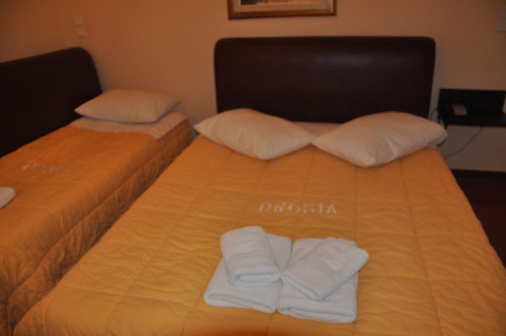 Hotel Drosia Messini Luaran gambar